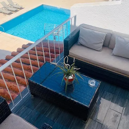 Pool View شقة أيا نابا